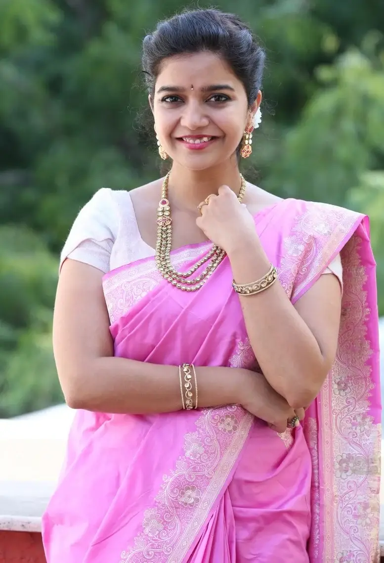 ACTRESS SWATHI REDDY STILLS IN TRADITIONAL PINK SAREE